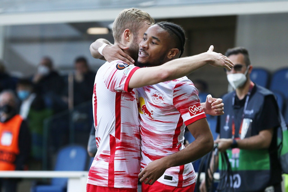 Konrad Laimer jubelt mit Christopher Nkunku.