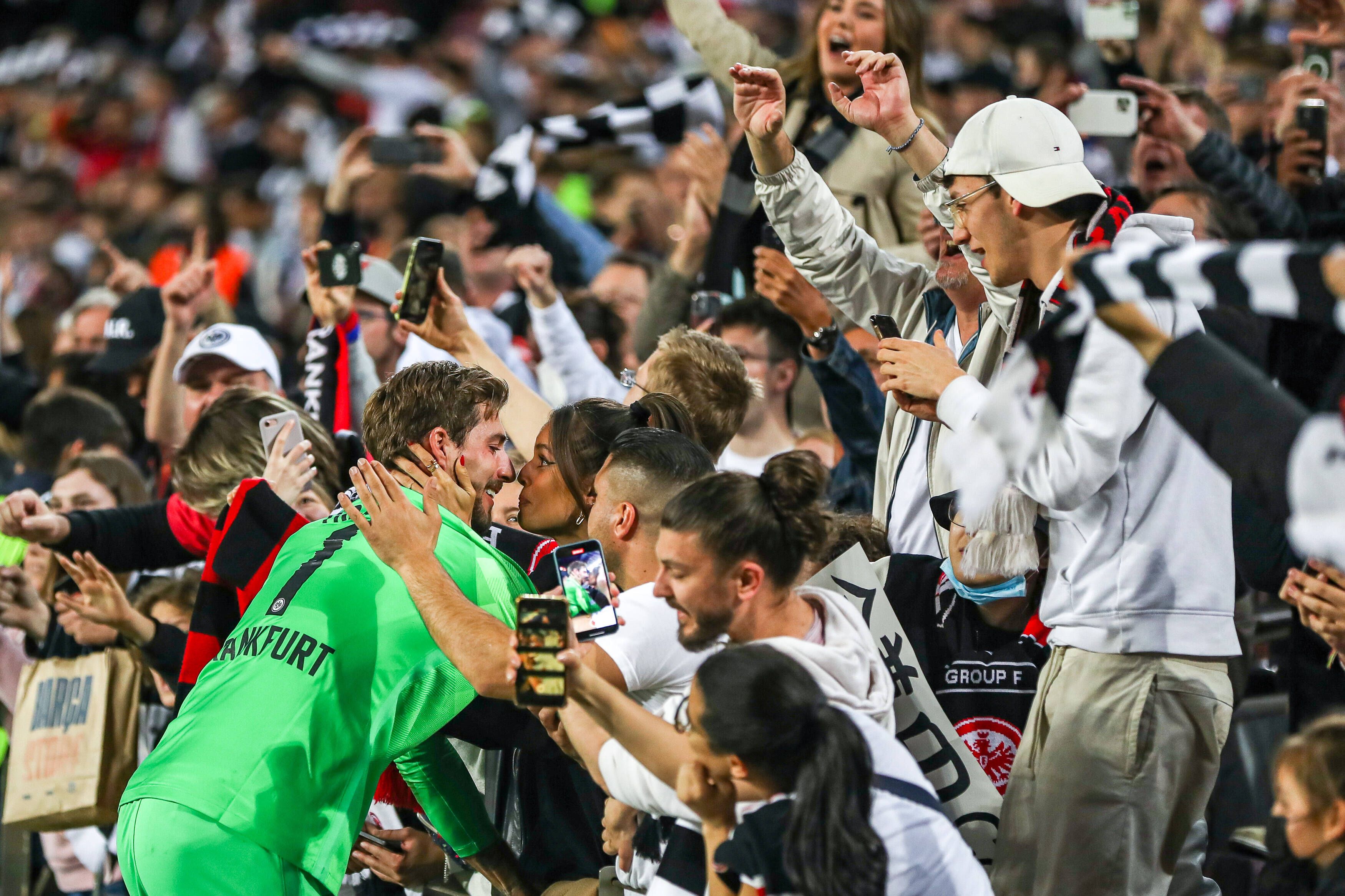 Goalie Kevin Trapp holt sich sein Siegerbussi ab.