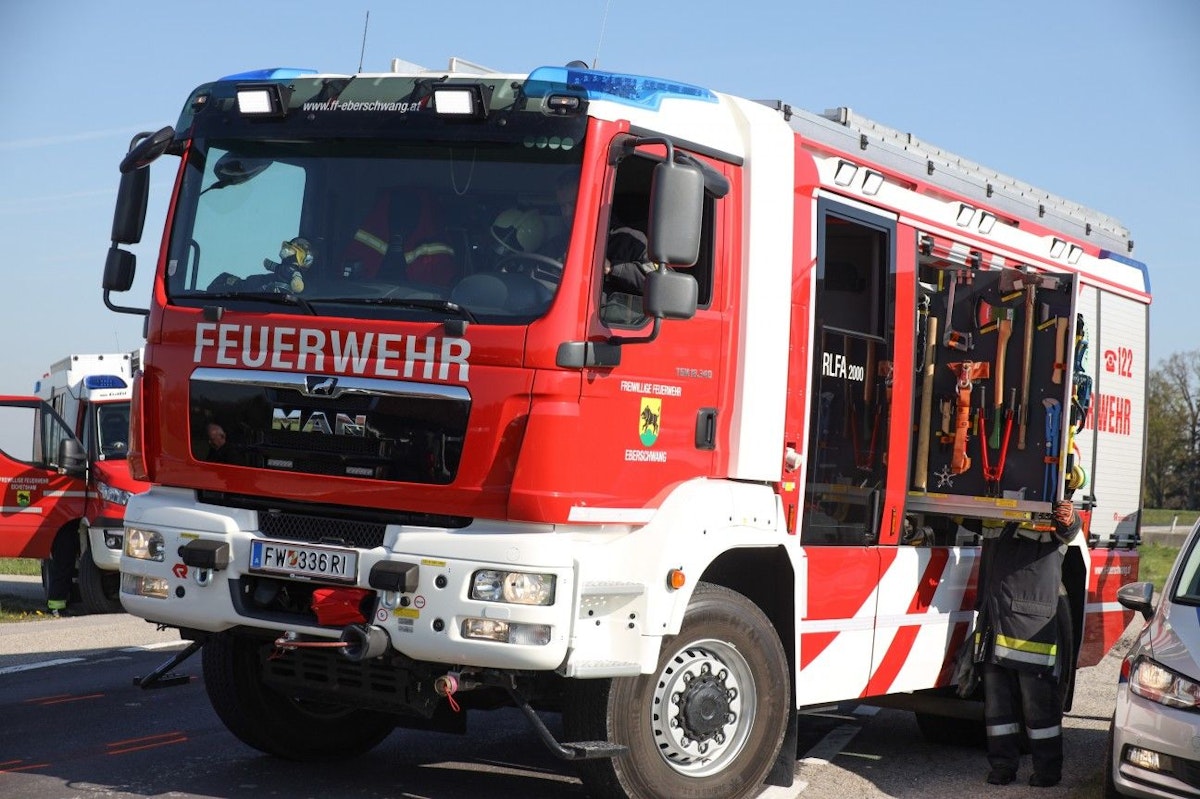 Autos donnern nach Kollision in Bus-Wartehäuschen