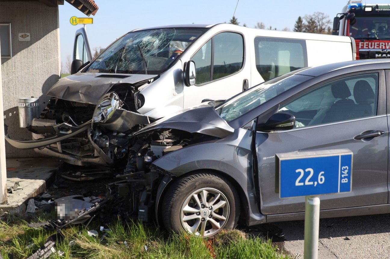 Die beiden Autos kollidierten zuvor miteinander.