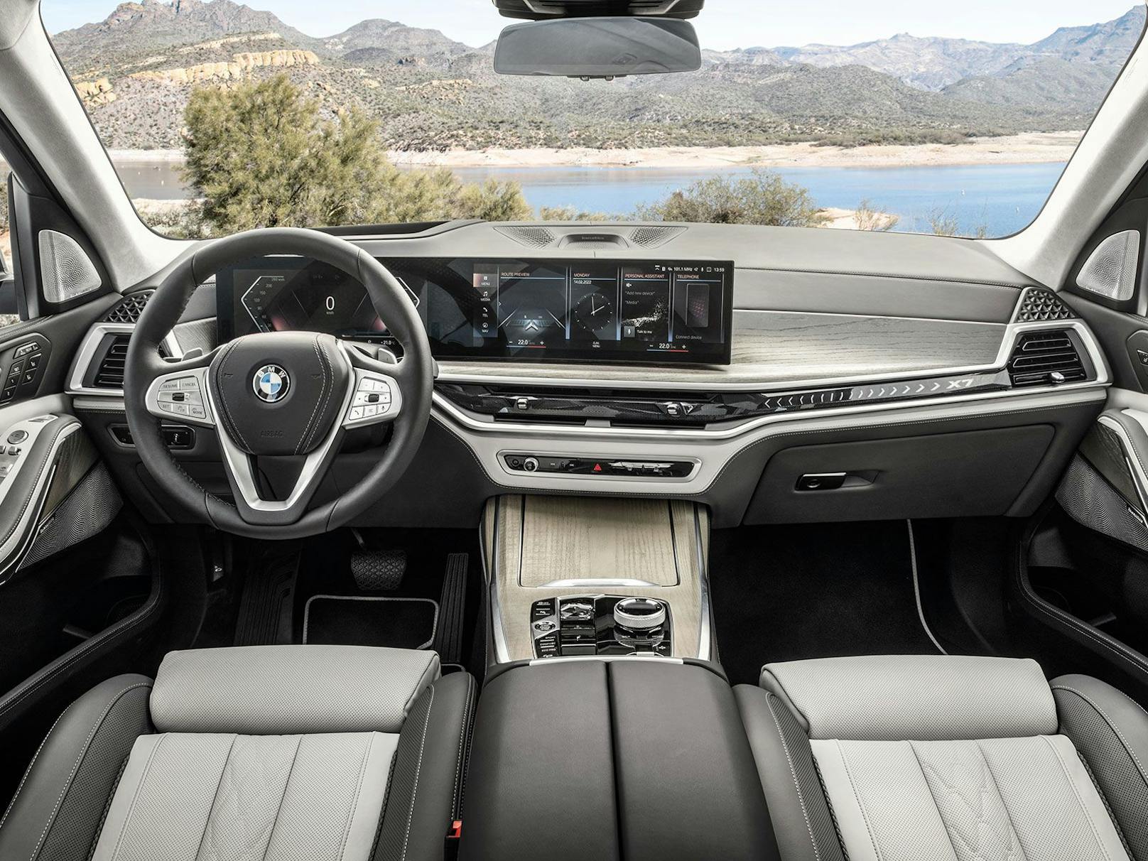 Das Cockpit kann jetzt mit dem BMW Curved Display aufwarten und wirkt sehr modern.