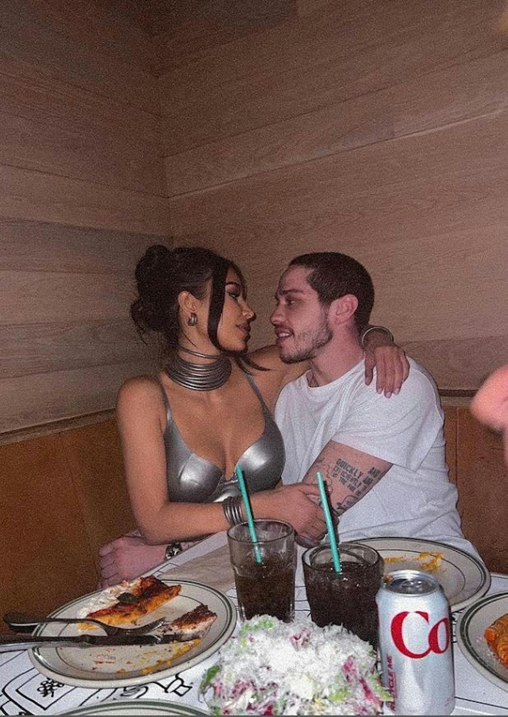 Kim Kardashian turtelt mit ihrem neuen Freund Pete Davidson auf Instagram.