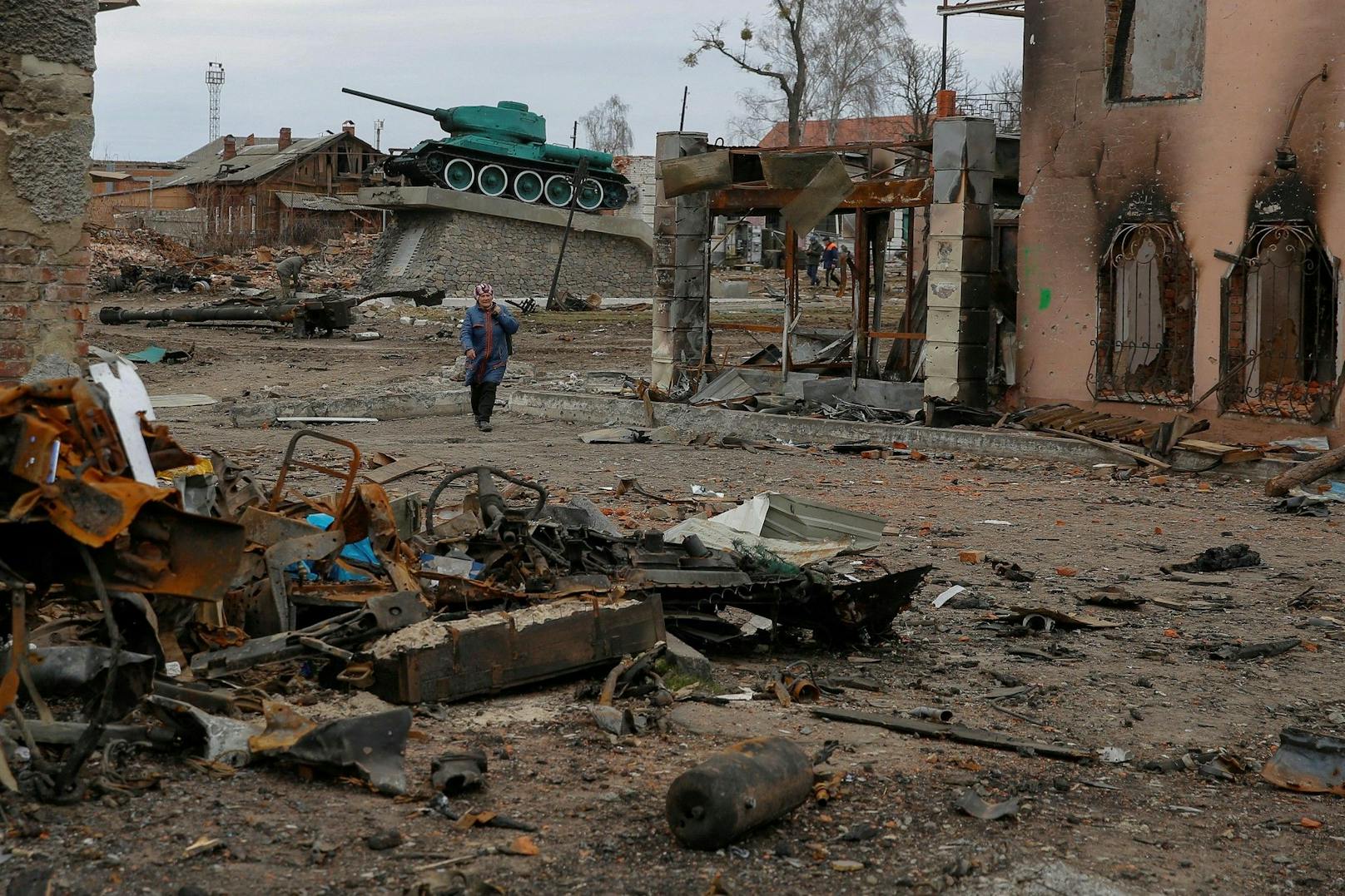 Im nordostukrainischen Gebiet Sumy sind nach dem Abzug russischer Truppen nach offiziellen Angaben mehr als 100 Leichen gefunden worden.