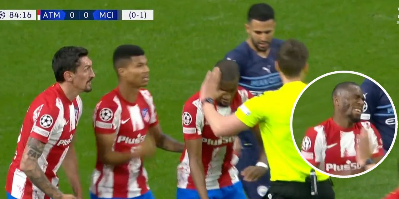 Schiedsrichter Daniel Siebert fährt Geoffrey Kondogbia mit dem Daumen ins Auge.