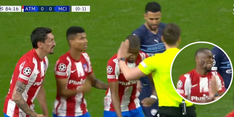 Schiedsrichter Daniel Siebert fährt Geoffrey Kondogbia mit dem Daumen ins Auge.