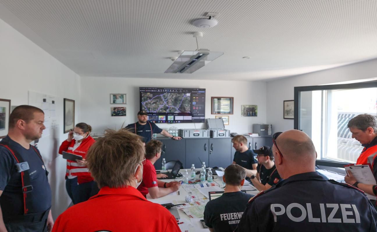 14 Feuerwehren und die Polizei suchen den Mann gerade.