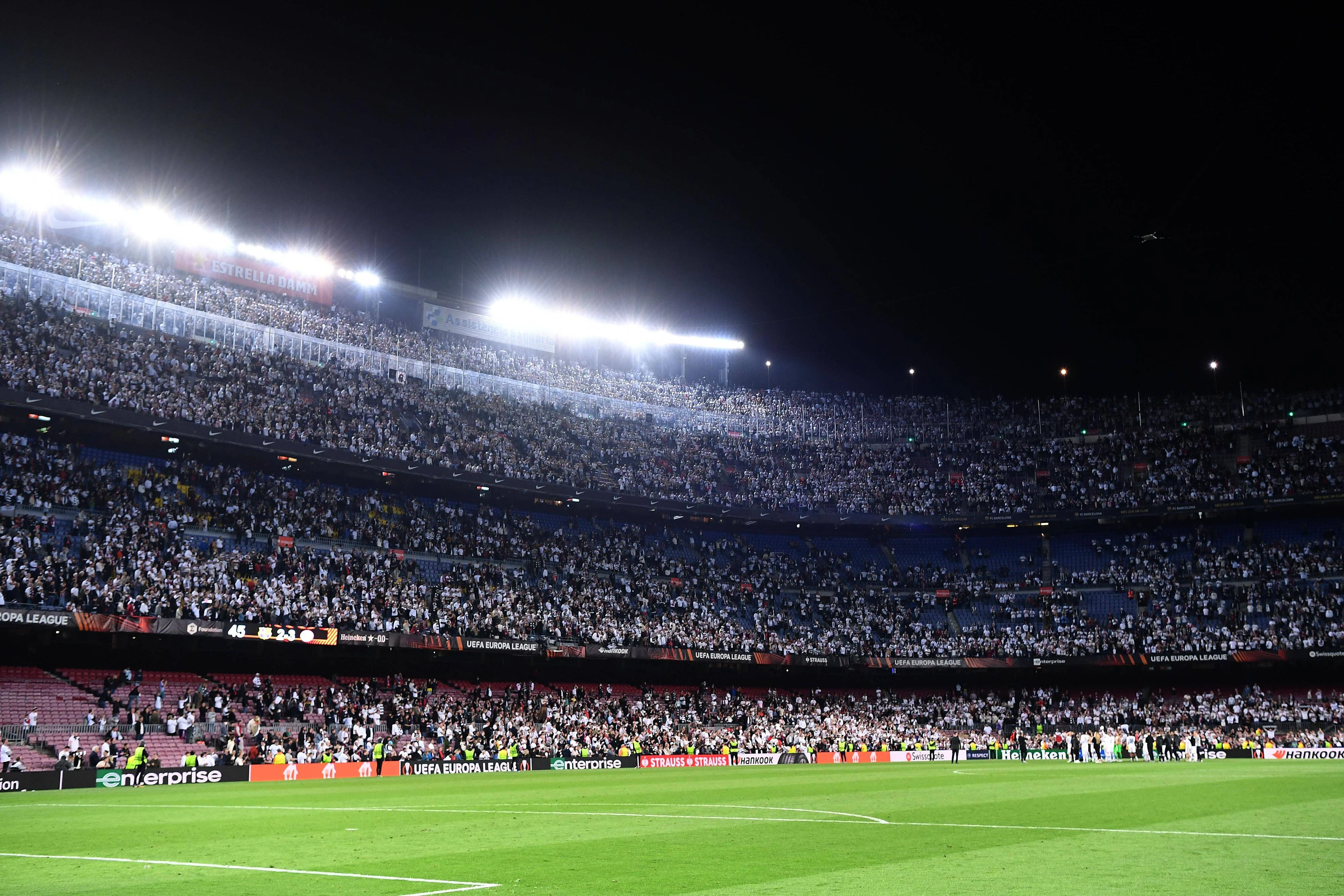 Bis zu 30.000 Frankfurt-Fans strömten ins Camp Nou. 