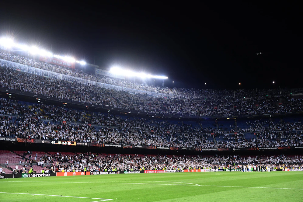 Bis zu 30.000 Frankfurt-Fans strömten ins Camp Nou. 