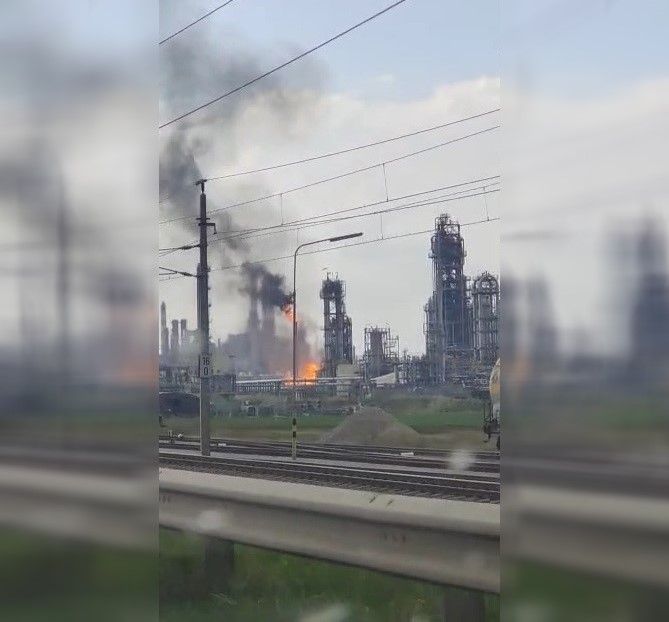 Mehrere Leser konnten den Brand am Gelände der Raffinerie beobachten.