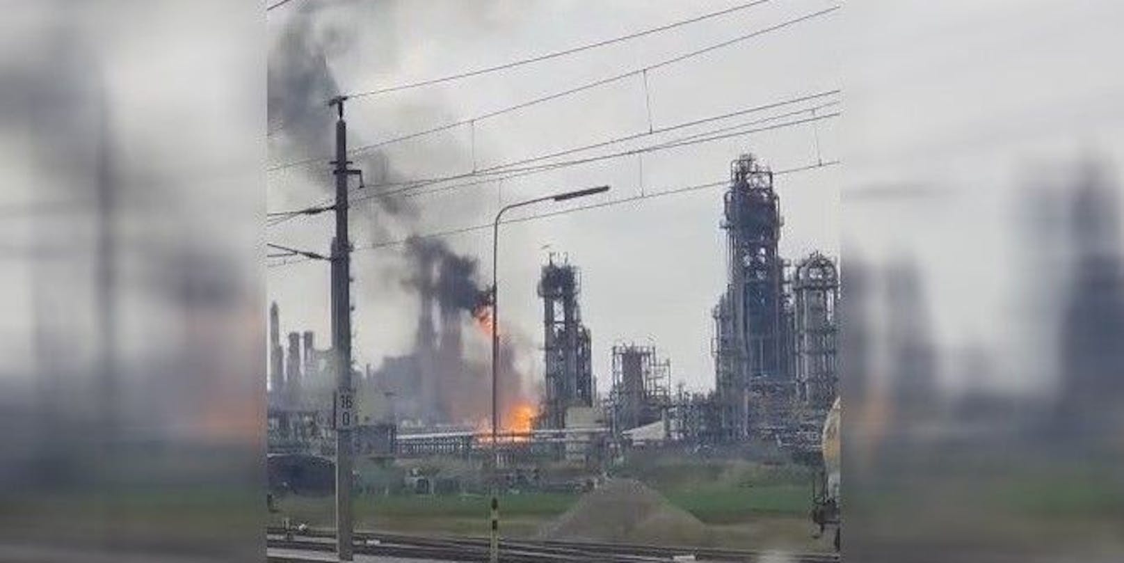 Mehrere Leser konnten den Brand am Gelände der Raffinerie beobachten.