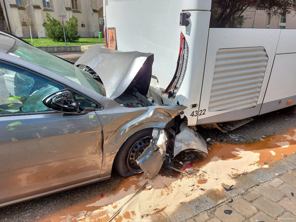 Der Lenker wurde schwer verletzt.