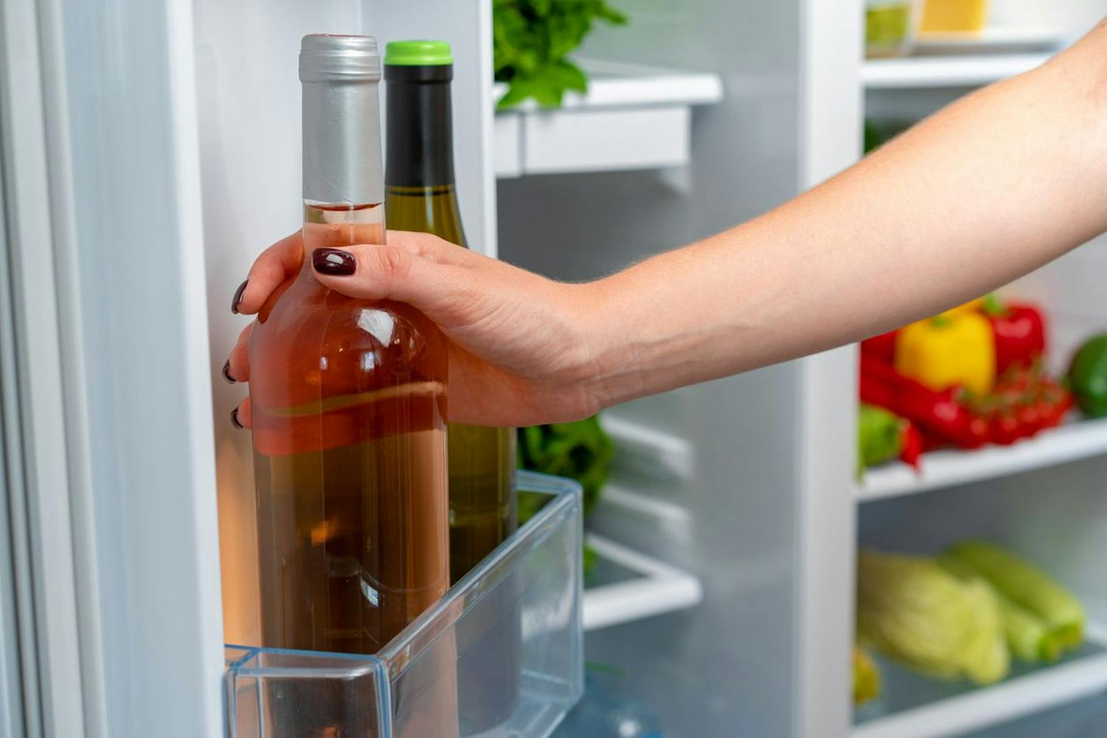 Wenn du entdeckst, dass du noch ein paar halbleere Getränke stehen hast, gehören diese umgehend in den Kühlschrank. Unabhängig davon, ob du es mit Rot- oder Weißwein zu tun hast.&nbsp;