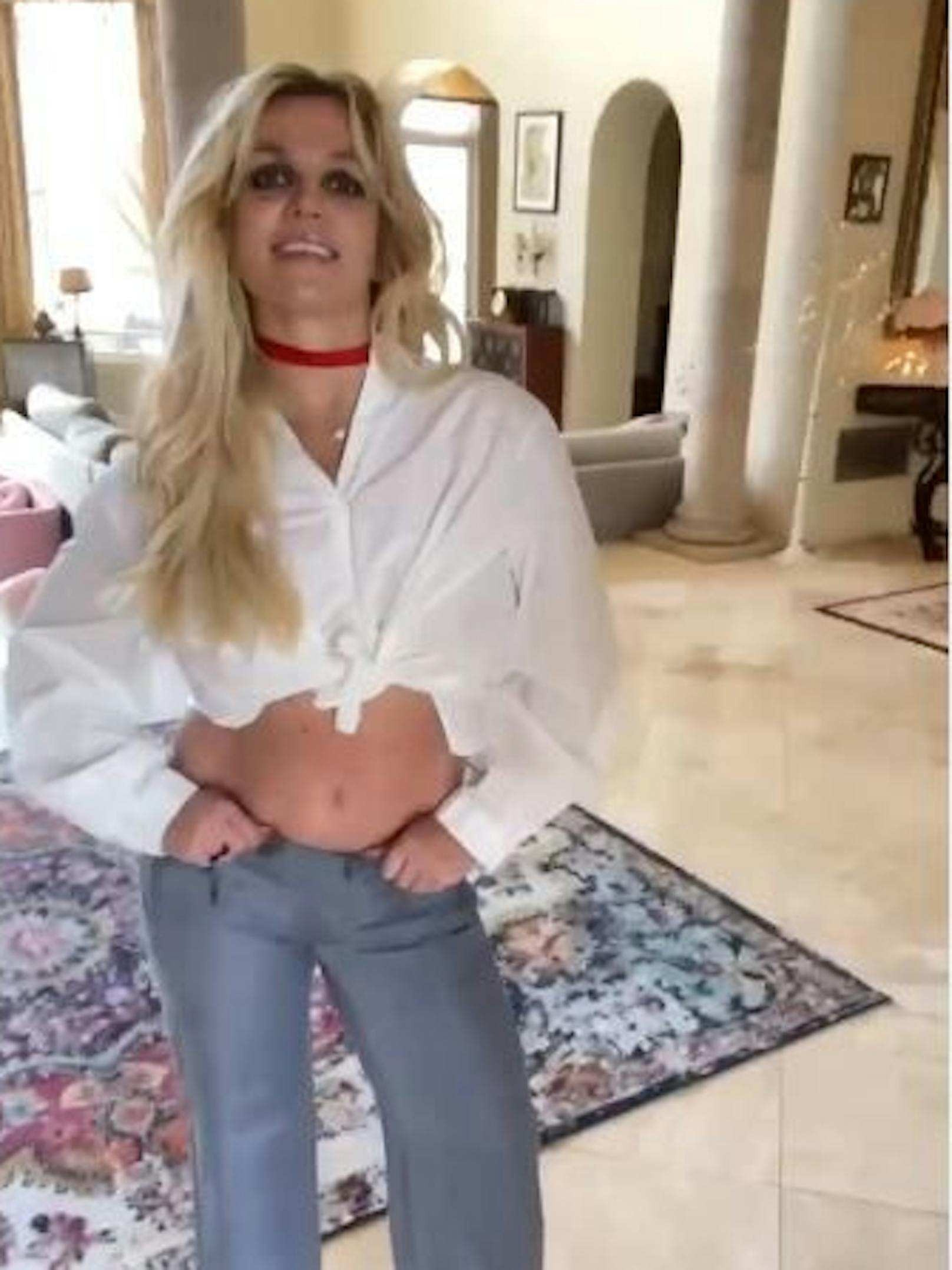Britney Spears zeigt ihren Mini-Babybauch. Viel ist da noch nicht zu sehen...