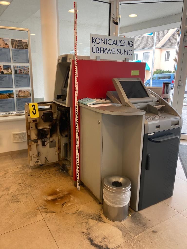 Mehrere Bankomaten wurden von dem Duo aufgeschweißt.
