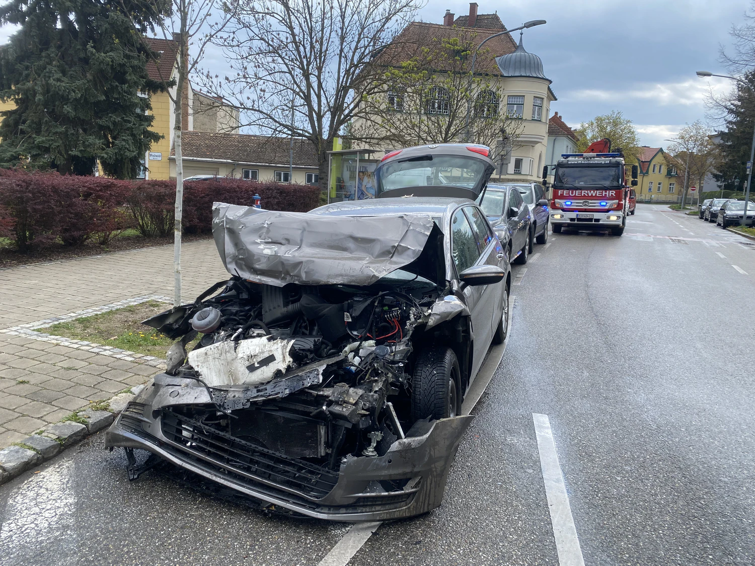 Das Auto wurde stark beschädigt.