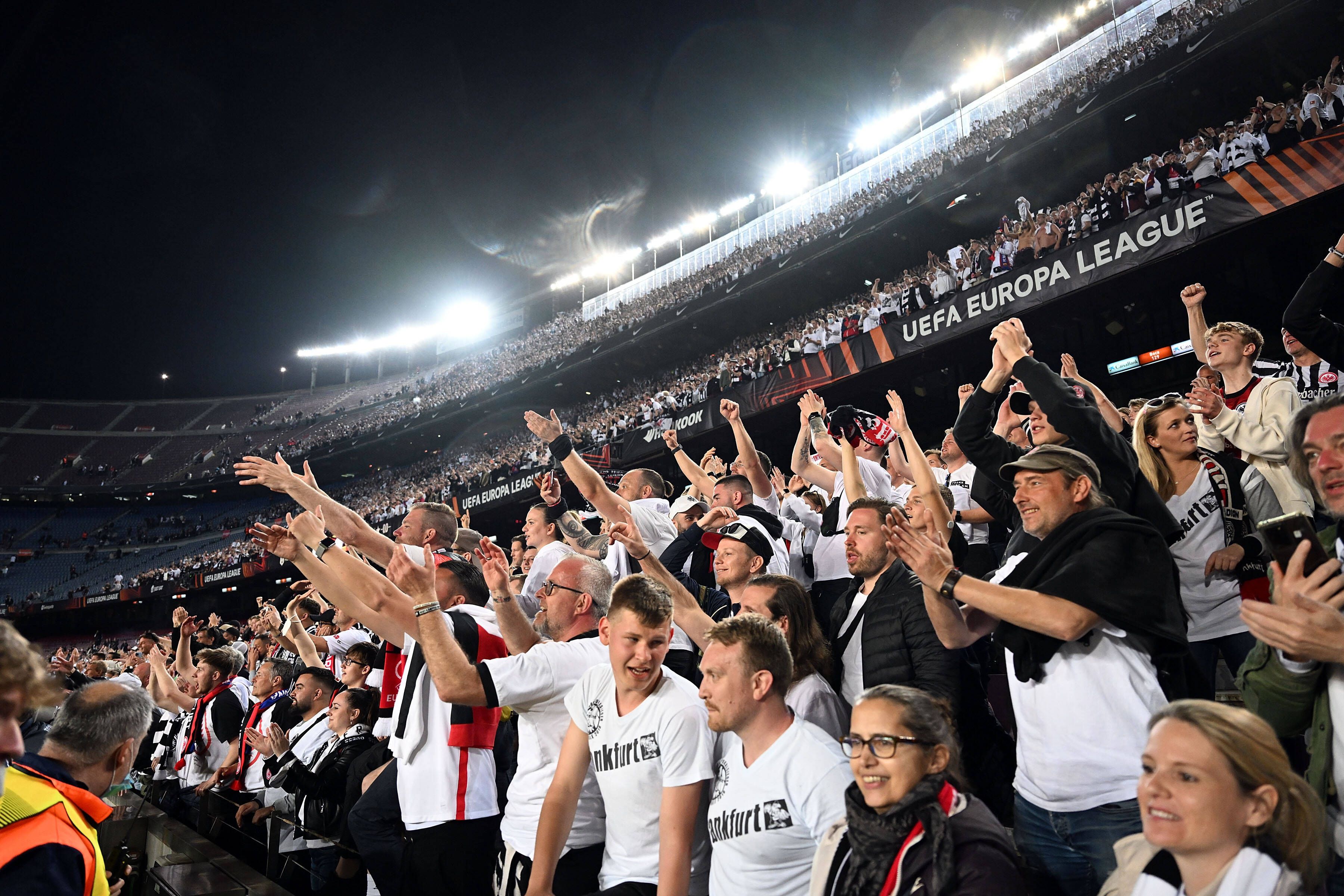 Rund 30.000 Eintracht-Fans begleiteten ihr Team nach Barcelona. 