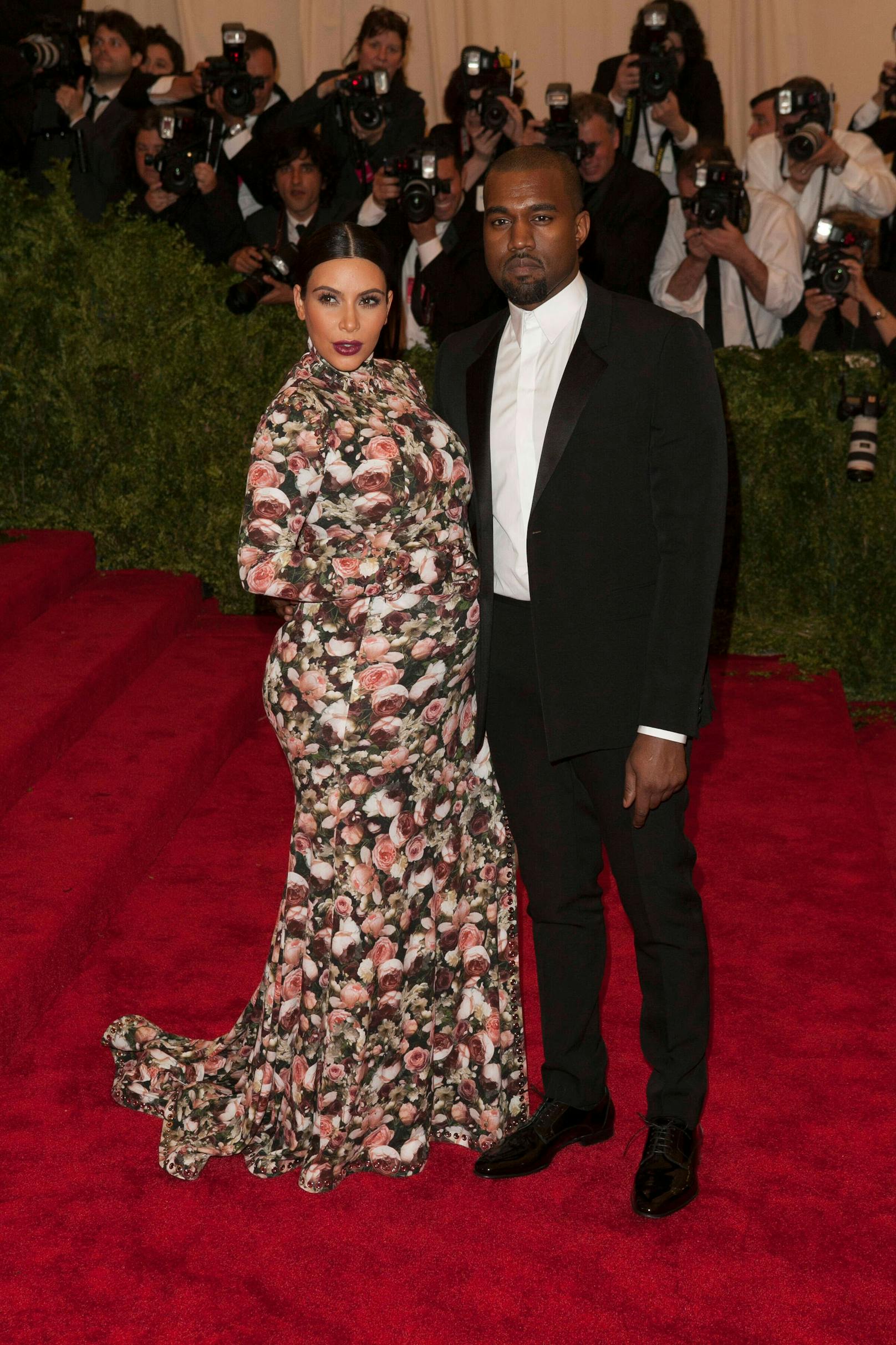 2013 an der Seite von Ex Kanye West trug sie schwanger ein Blümchen-Ollover. Von Anna Wintour kam damals keine gute Kritik.