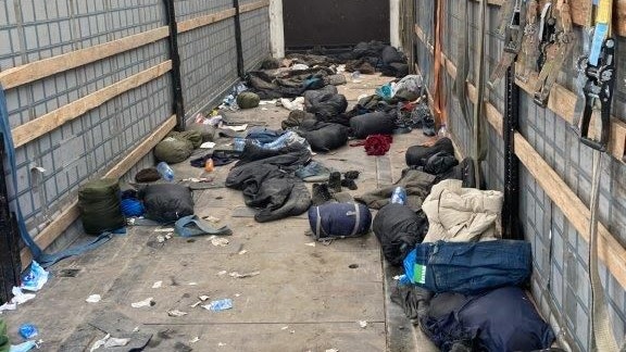 Mit Klopfgeräuschen machten die Migranten auf sich aufmerksam.