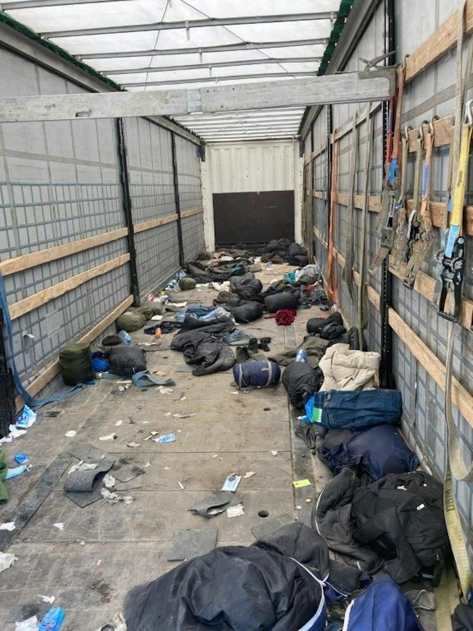 54 Migranten in Lkw gepfercht, Schlepper in Haft