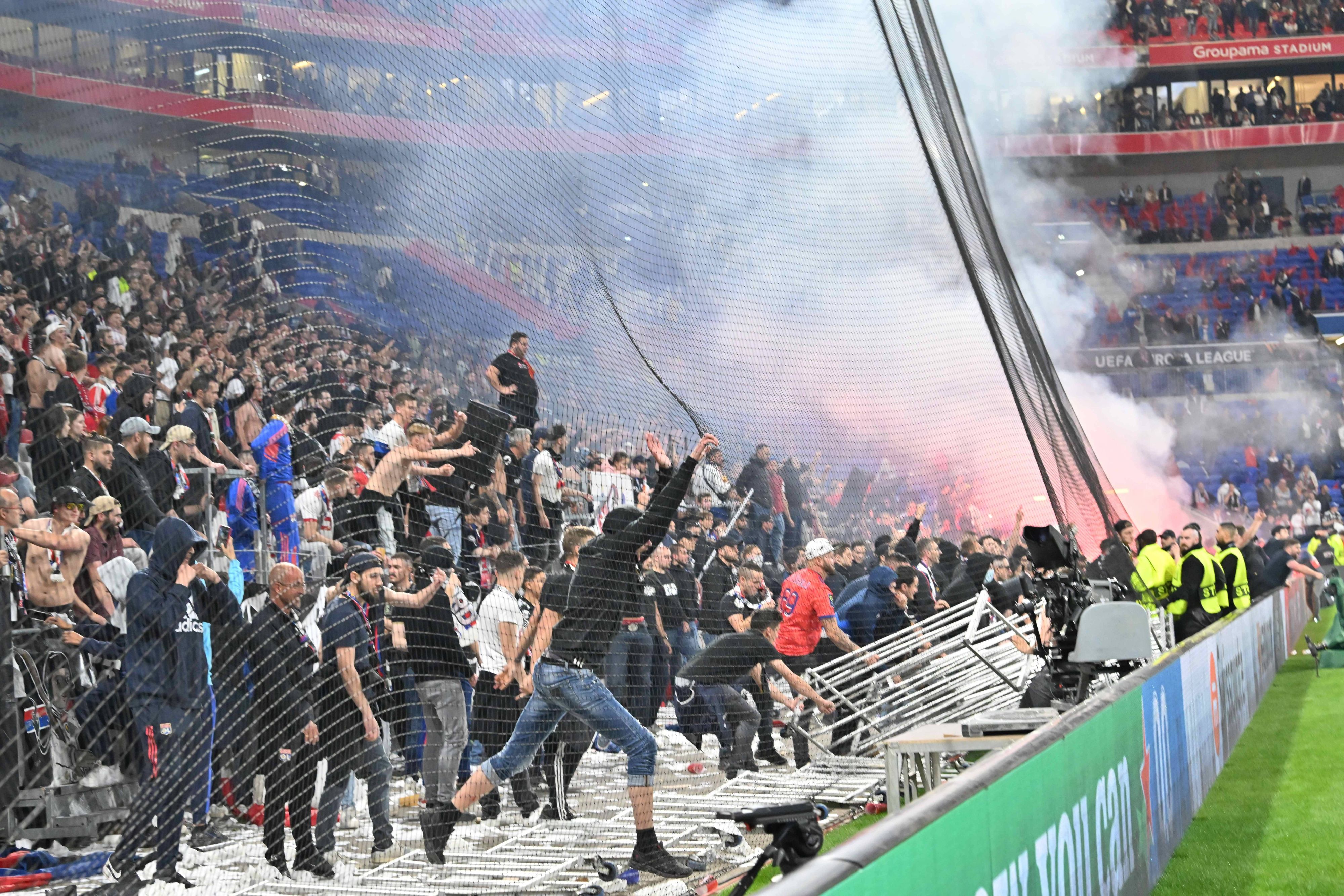 Fans von Olympique Lyon versuchten nach dem Schlusspfiff, auf das Spielfeld zu gelangen. 