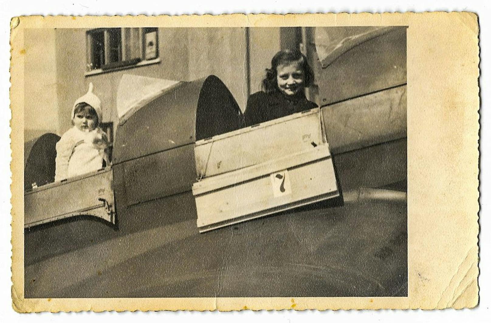 Die damals 11-jährige Maria mit ihrer kleinen Schwester Annelise.&nbsp;
