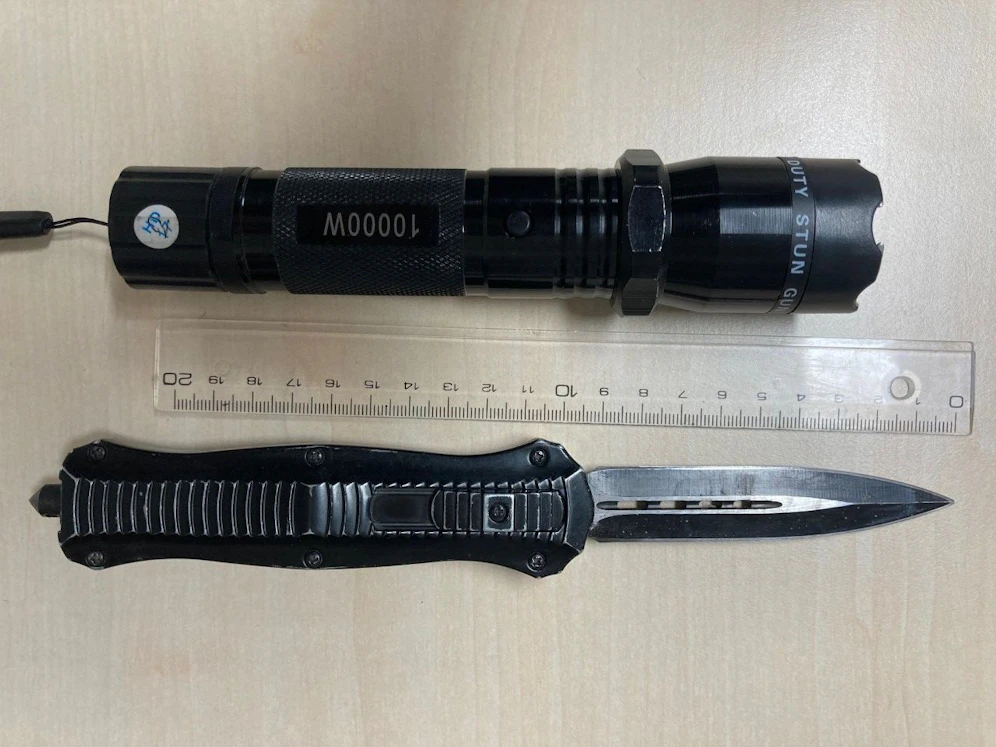 Dieses Springmesser und den Elektroschocker stellte die LPD Wien bei dem 20-Jährigen sicher. 