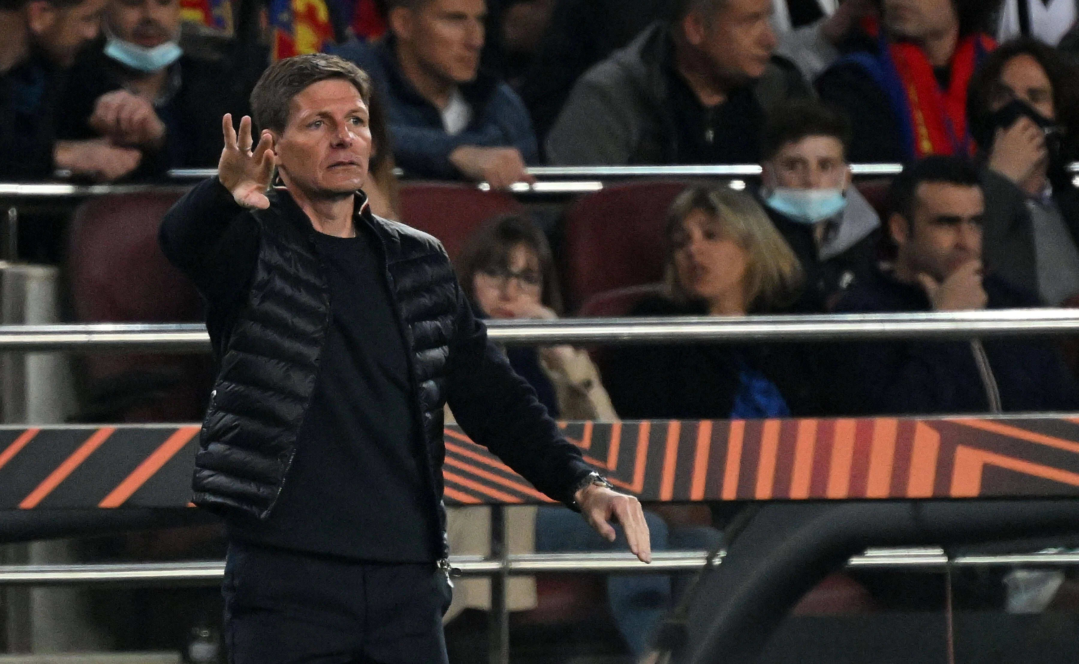 Frankfurt-Coach Oliver Glasner entschuldigt sich bei Barcelona. 