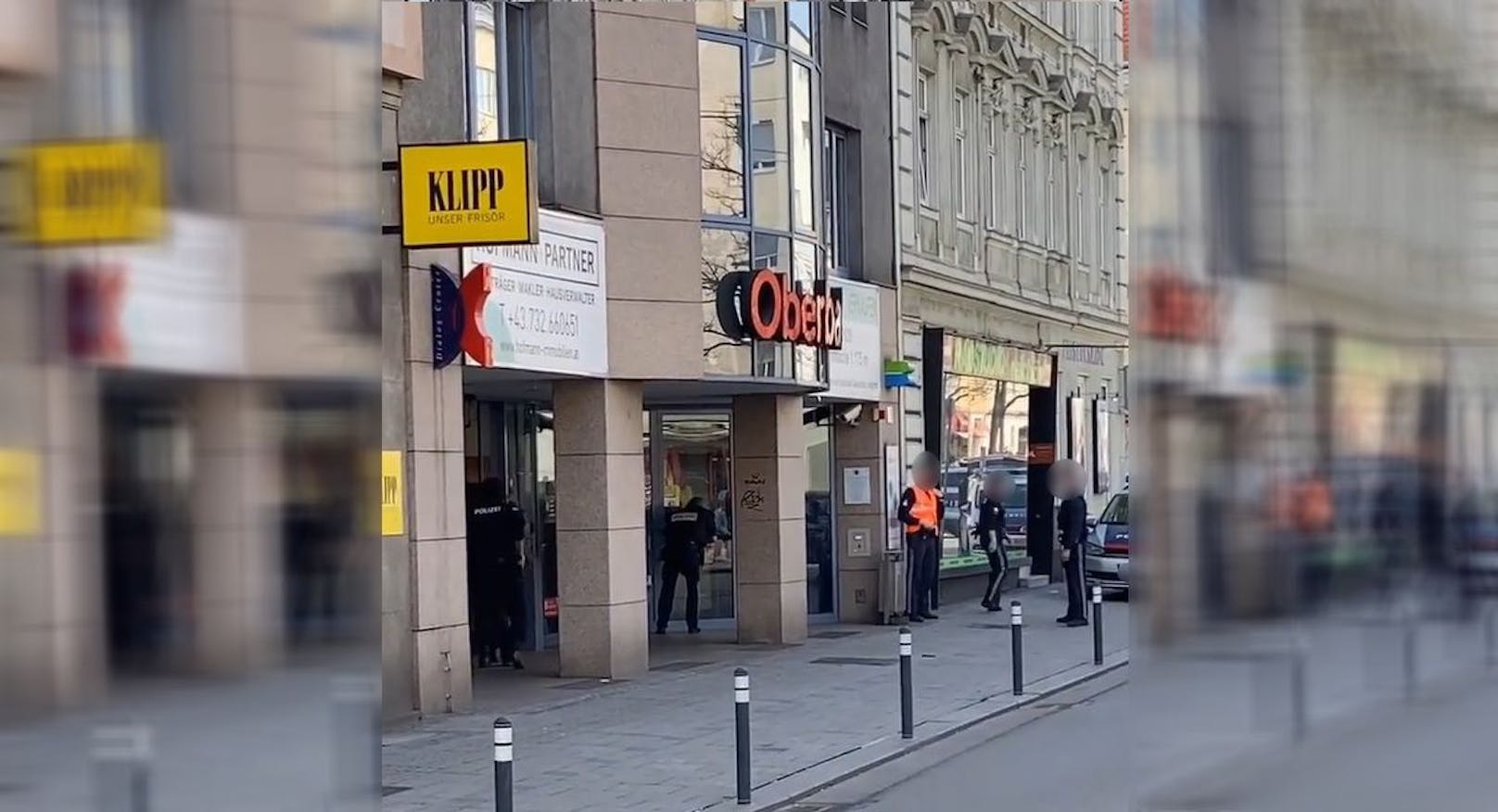 Schaufensterpuppe löst Großeinsatz in Linzer Bank aus