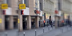 Schaufensterpuppe löst Großeinsatz in Linzer Bank aus