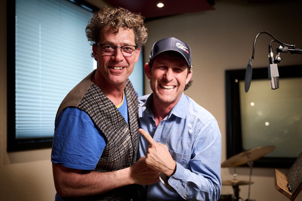  Gregor Bloéb und Tom Walek heizen den Läufern beim Wings for Life World Run ein