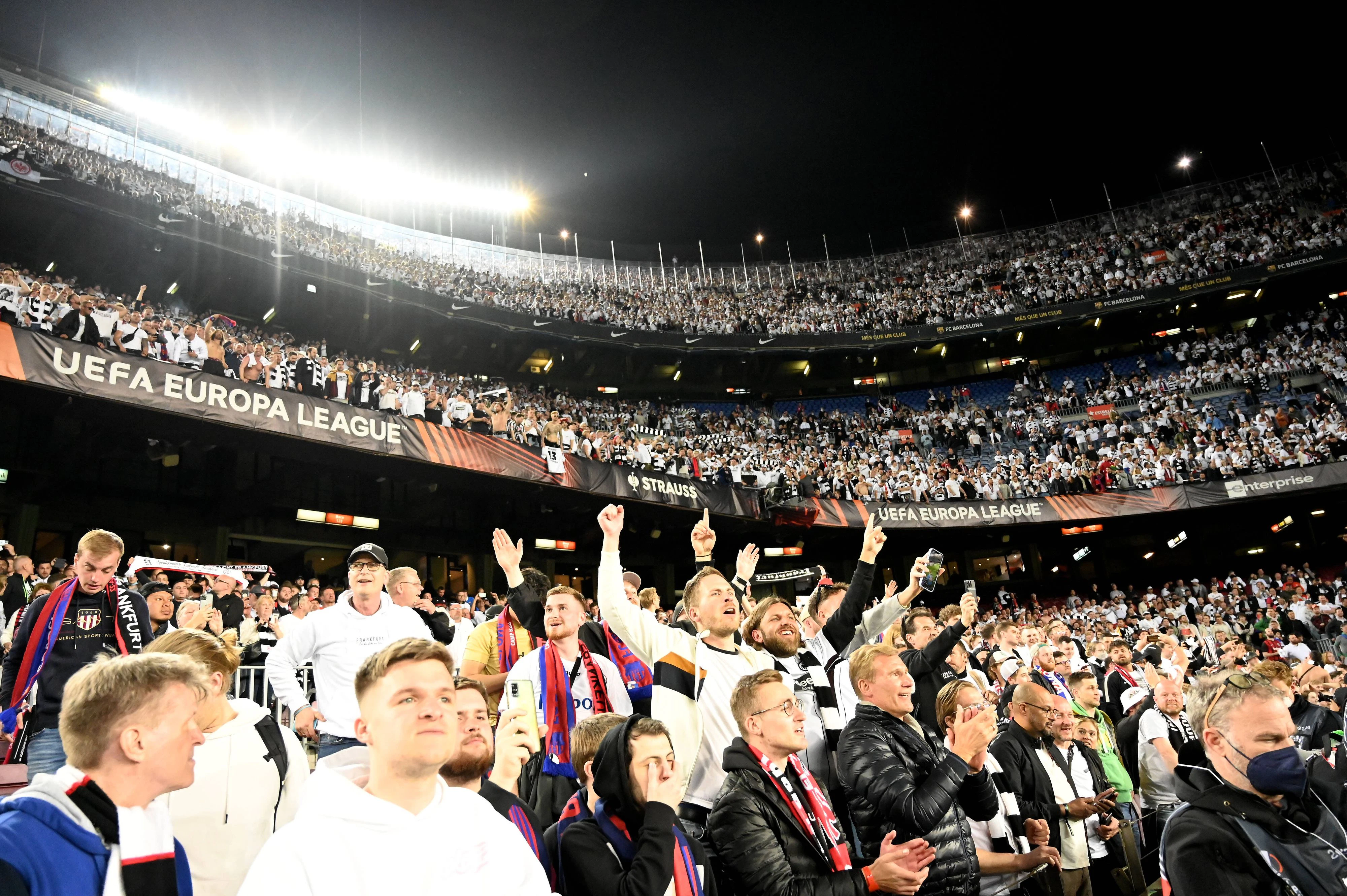 30.000 Frankfurt-Fans sahen den Eintracht-Sieg im Camp Nou. 