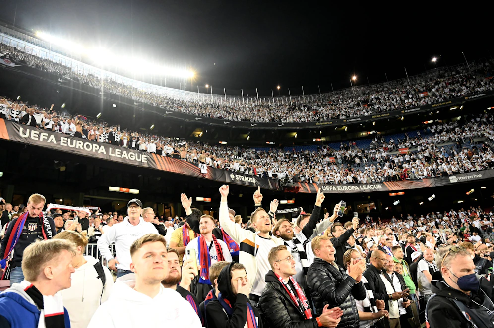 30.000 Frankfurt-Fans sahen den Eintracht-Sieg im Camp Nou. 
