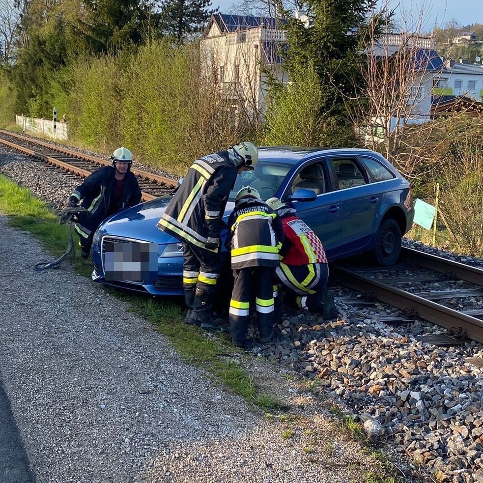 Das Auto machte sich selbständig und rollte auf die Gleise.