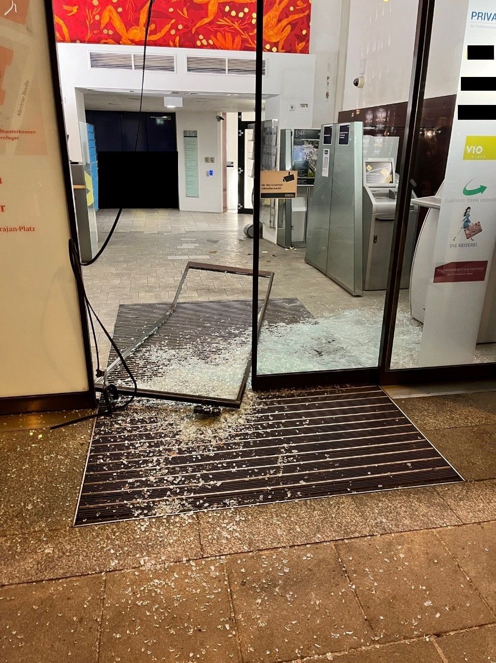 Der Eingangsbereich der Bank wurde schwer beschädigt.