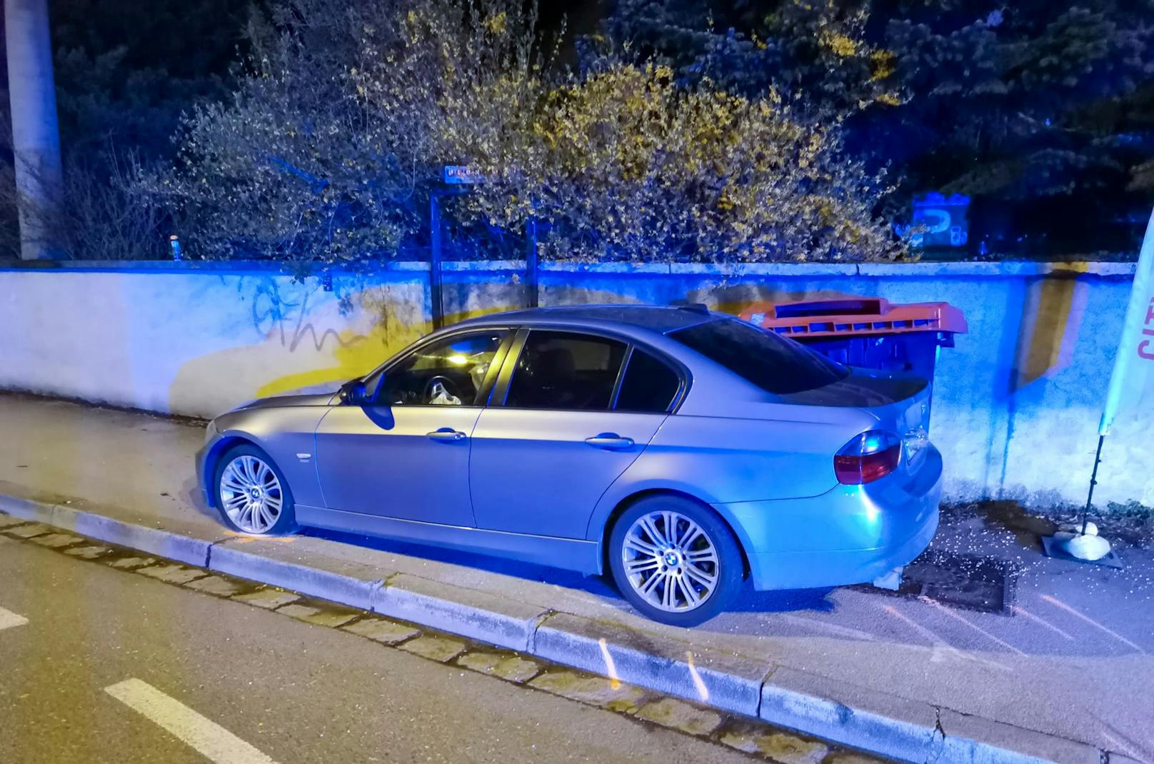 Ein junger Mann zerlegte am Karfreitag in Salzburg seinen BMW.