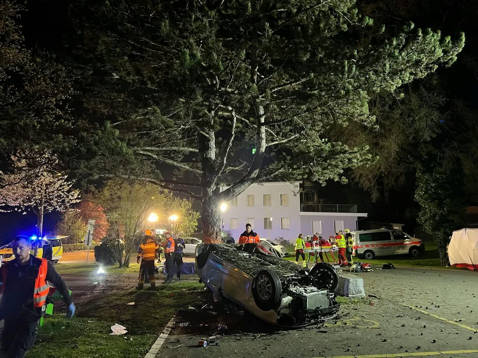 Drei Männer im Alter von 19 bis 22 verloren in der Nacht von Karfreitag bei einem Verkehrsunfall ihr Leben.