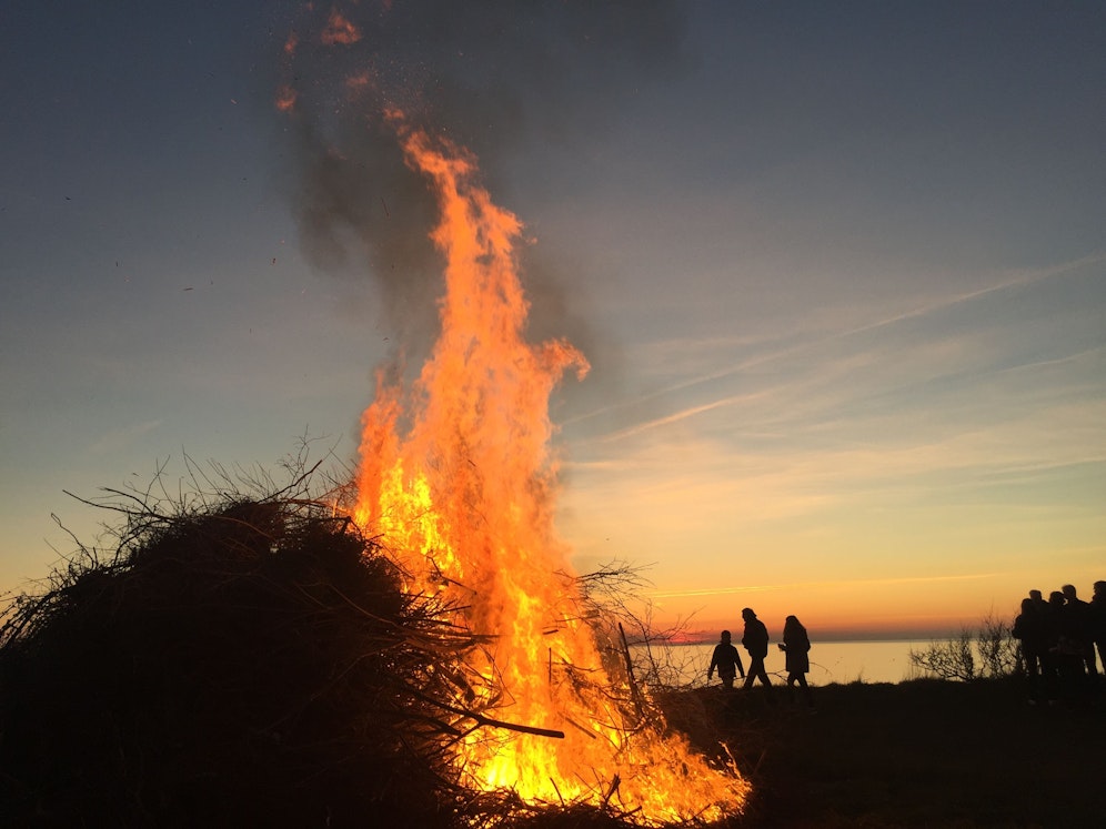 Stets beliebt, nicht nur am Tag der Wiederauferstehung: die wohlig warmen Osterfeuer (Symbolbild).