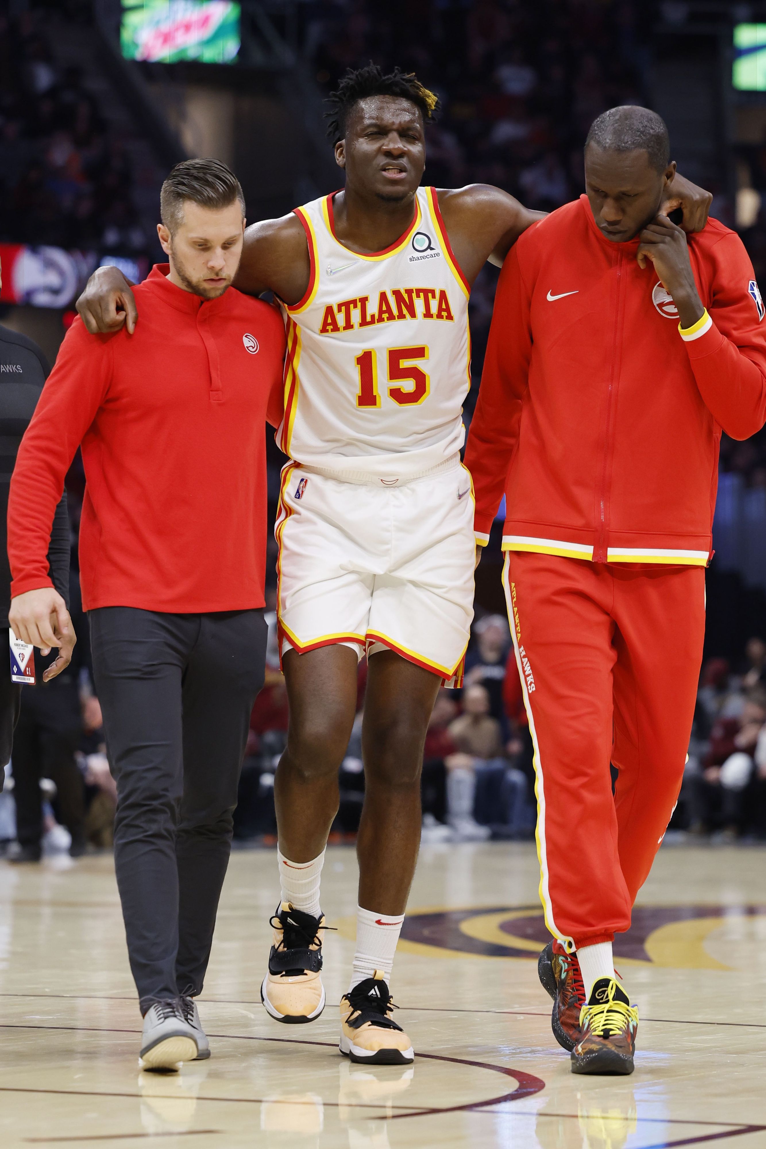 Clint Capela musste gestützt von Betreuern den Platz verlassen. 