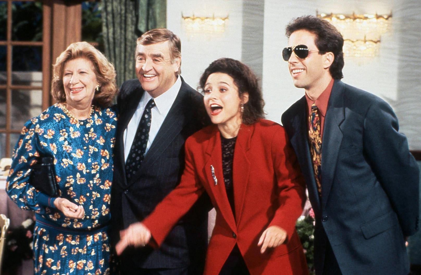 Liz Sheridan (links) am Set von Seinfeld.