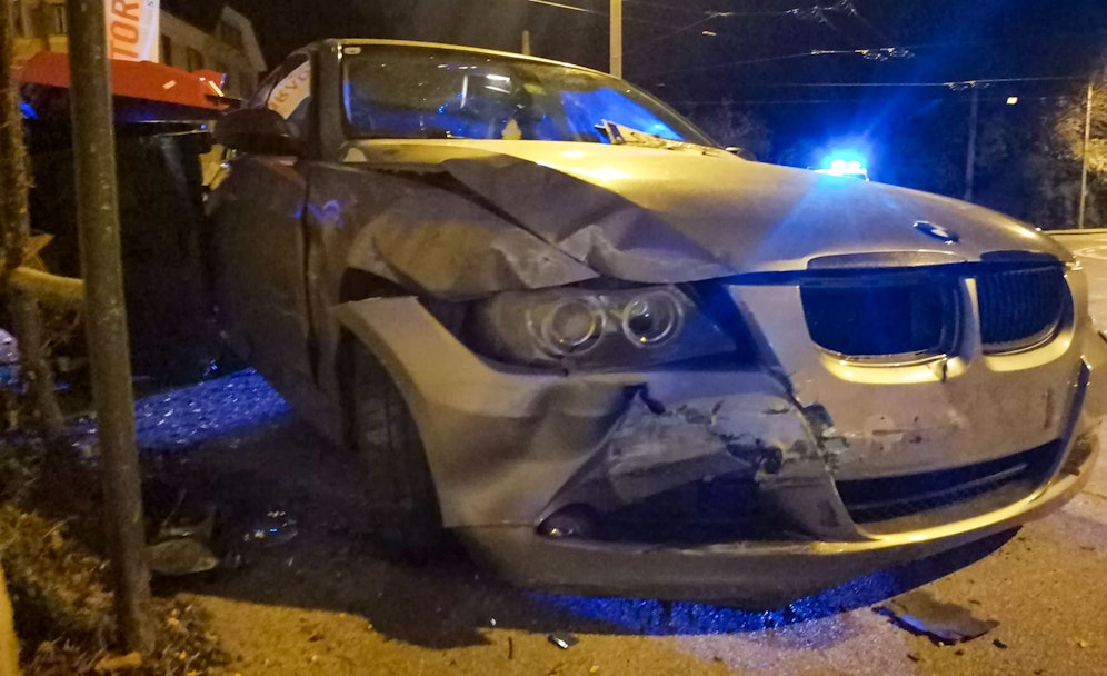 Der Lenker zerstörte nicht nur seinen BMW sondern auch gleich zwei weitere Fahrzeuge. Symbolbild.&nbsp;