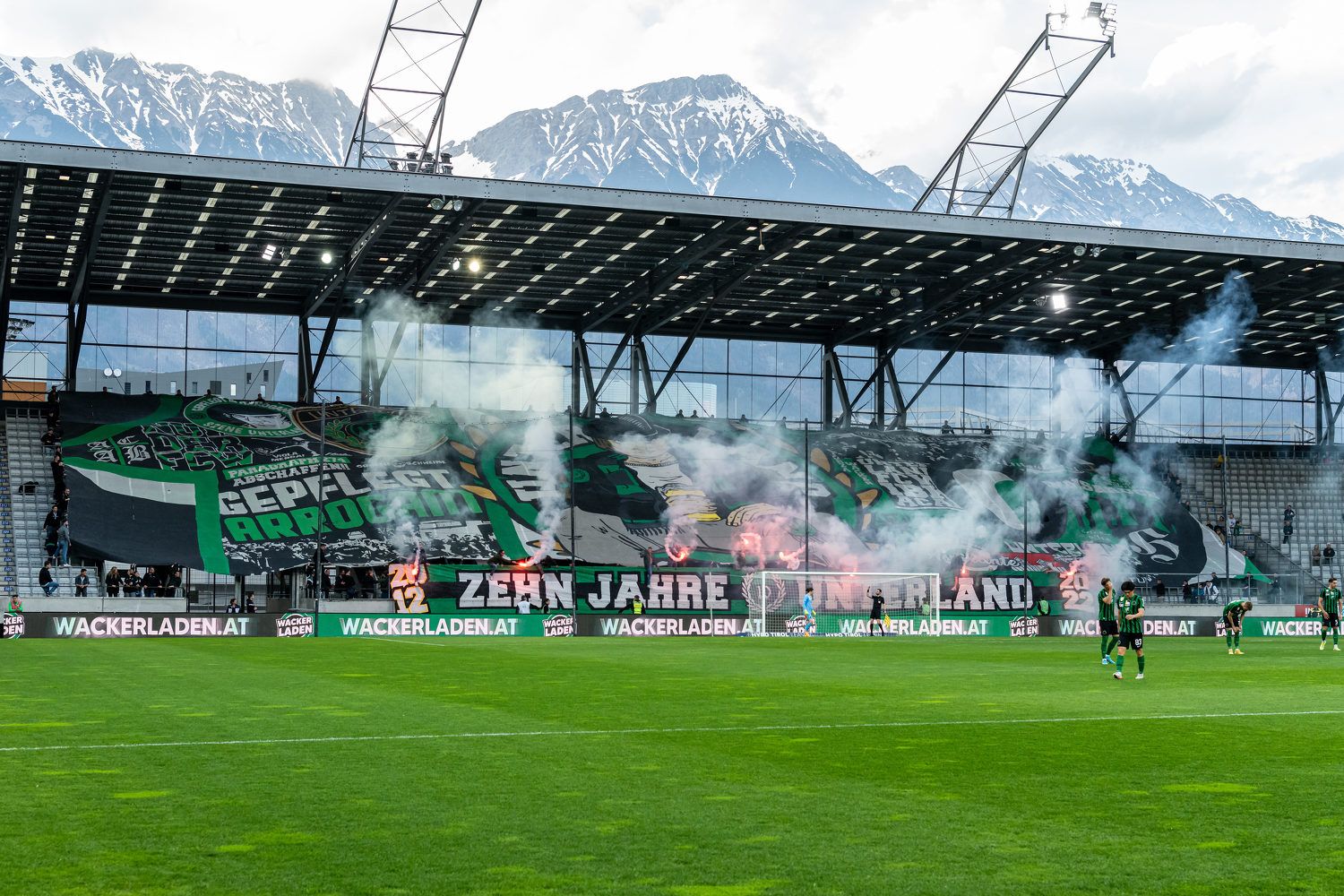 Wacker-Innsbruck-Hooligans attackierten Fans des GAK. 
