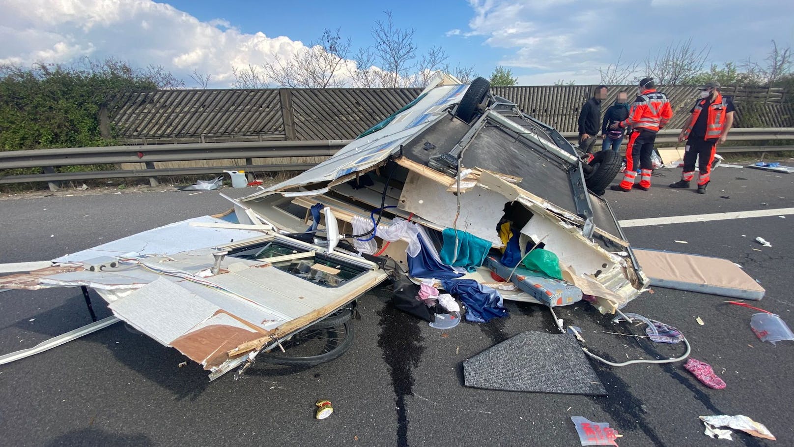 Wohnmobil bei Crash auf A2 total geschrottet