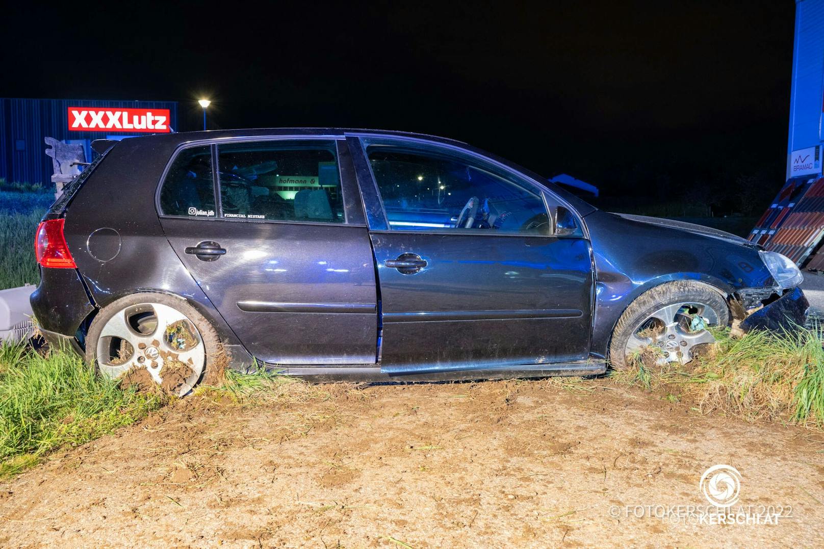 Dadurch verlor er die Kontrolle über seinen Wagen und schleuderte über eine Böschung auf ein Firmenareal.