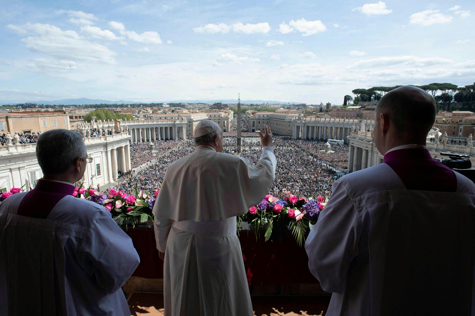 Auf seinem Balkon vor Tausenden Gläubigen auf dem Petersplatz in Rom sprach der Kirchenführer...