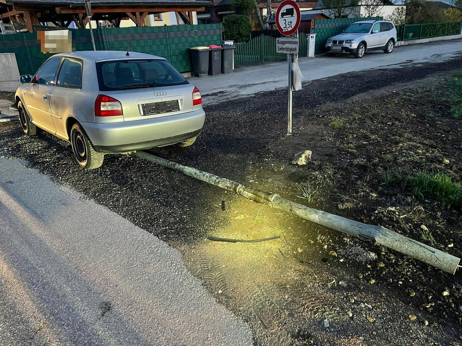 Der Lenker krachte frontal gegen eine Laterne.