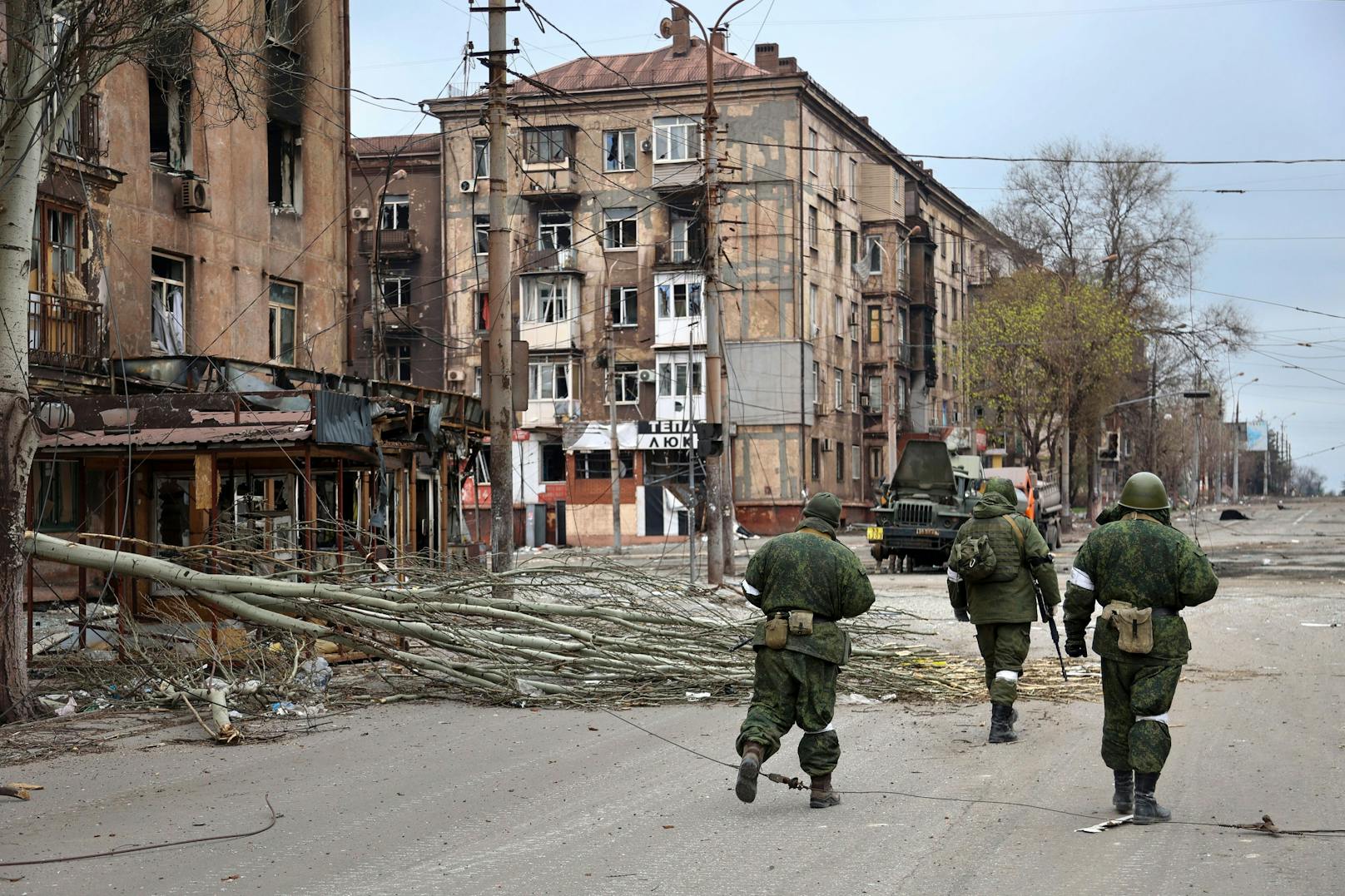 Russlands Armee hat die ukrainischen Streitkräfte in der umkämpften Hafenstadt Mariupol ultimativ zur Aufgabe aufgerufen.