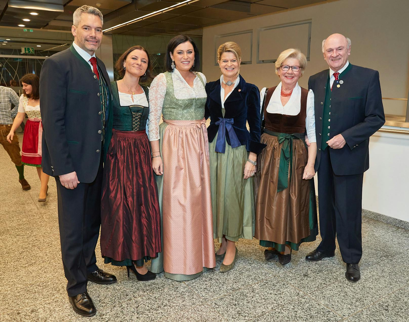 Nehammer mit seiner Frau Katharina, Elisabeth Köstinger, Klaudia Tanner, Sissy und Erwin Pröll.