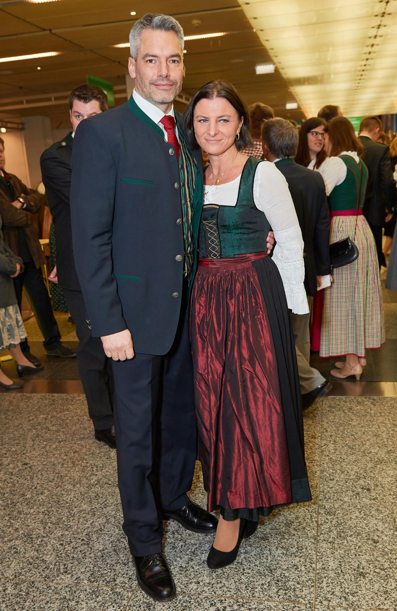 Bundeskanzler Karl Nehammer (ÖVP) mit seiner Ehefrau Katharina.