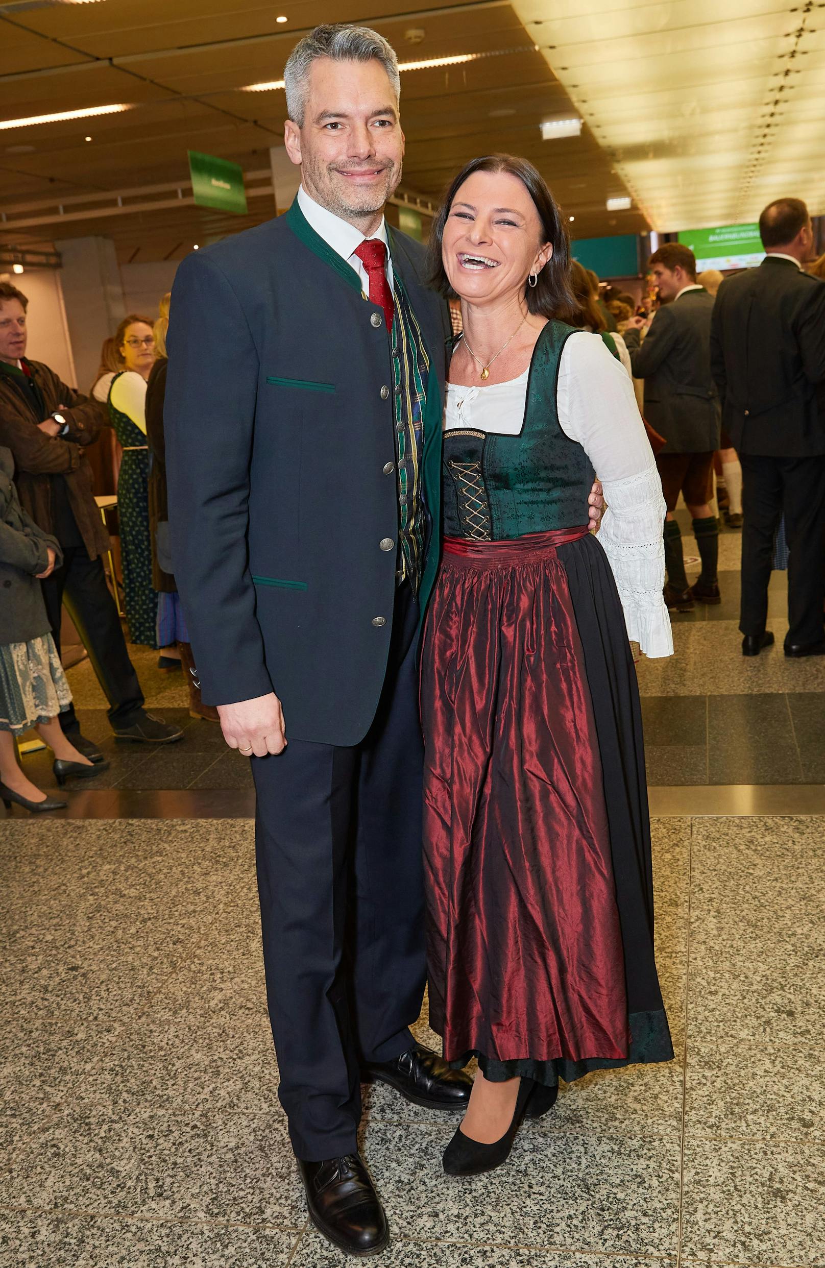 Bundeskanzler Karl Nehammer (ÖVP) mit seiner Ehefrau Katharina.