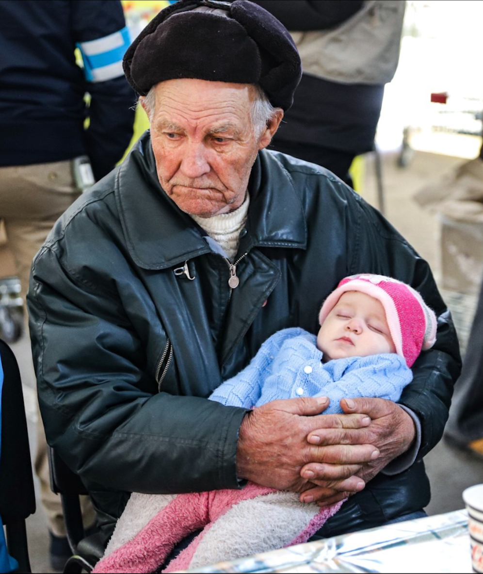 Wacht über seine sechs Monate alte Enkeltochter: der 84-jährige Helden-Opa Valentin Mykolayovych.&nbsp;